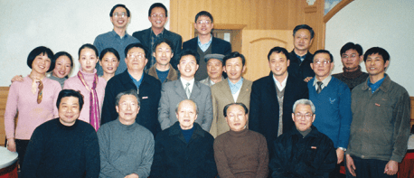 ▲谷超豪院士和數學系教師合影.png
